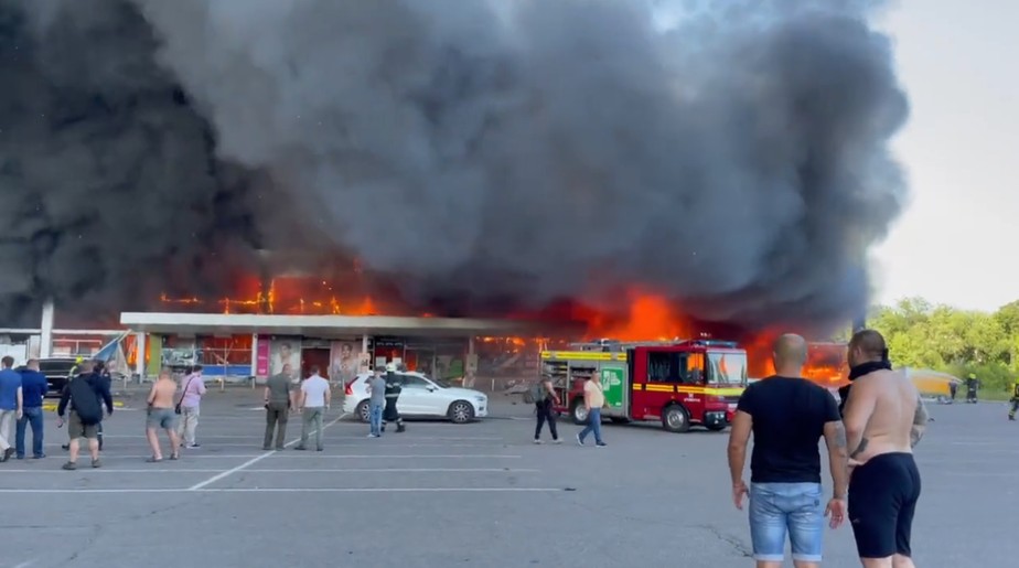 Shopping na cidade ucraniana de Kremenchuk foi atingido por míssil russo