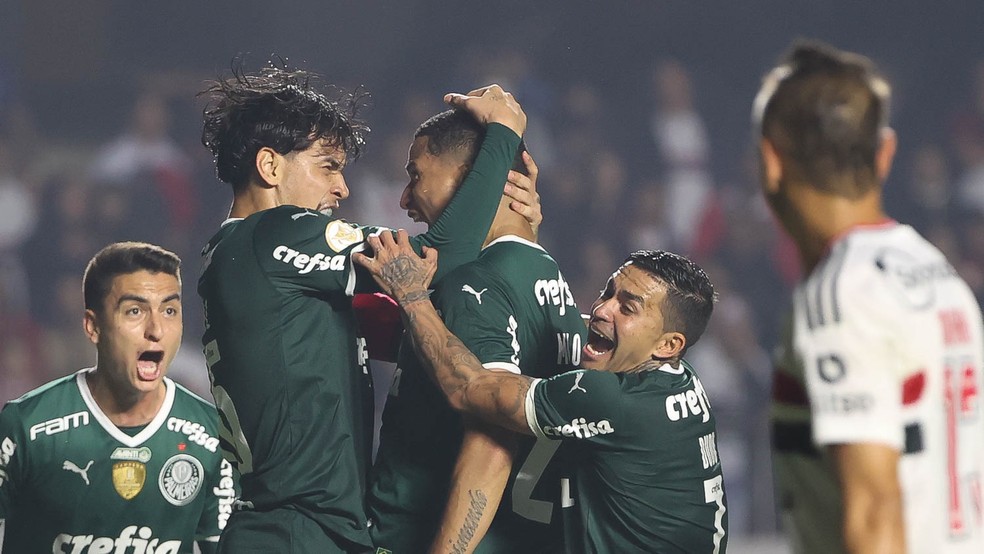 A festa dos jogadores do Palmeiras após o gol de Murilo — Foto: César Greco