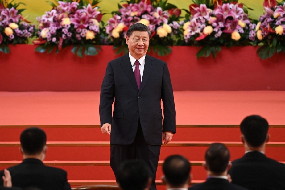 Presidente da China, Xi Jinping, deixa pódio após discurso na cerimônia de posse do novo chefe do Executivo de Hong Kong, John Lee
