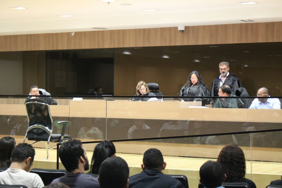 Julgamento tem duas testemunhas de defesa e duas de acusação (Foto: Lucas Marreiros/G1)