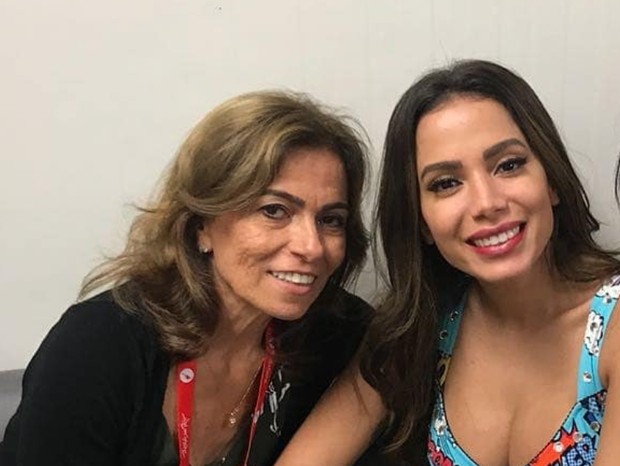 Anitta ao lado da mãe, Miriam Macedo (Foto: Reprodução / Instagram)
