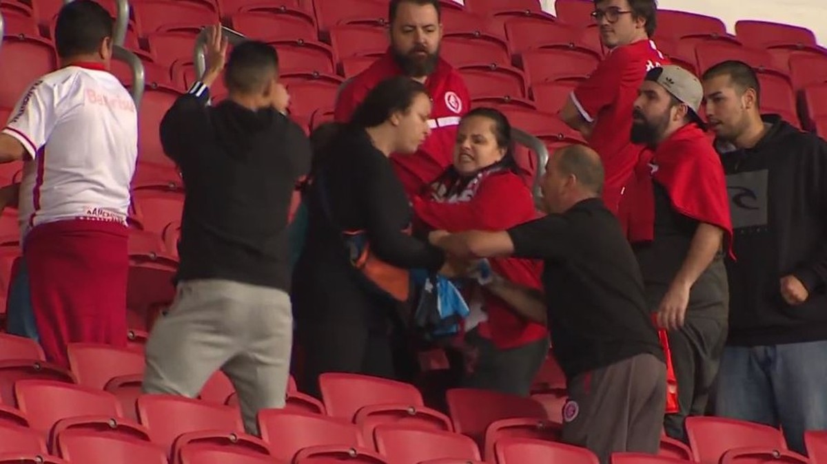 Torcedora hostilizada no Gre-Nal presta depoimento em delegacia de Porto Alegre