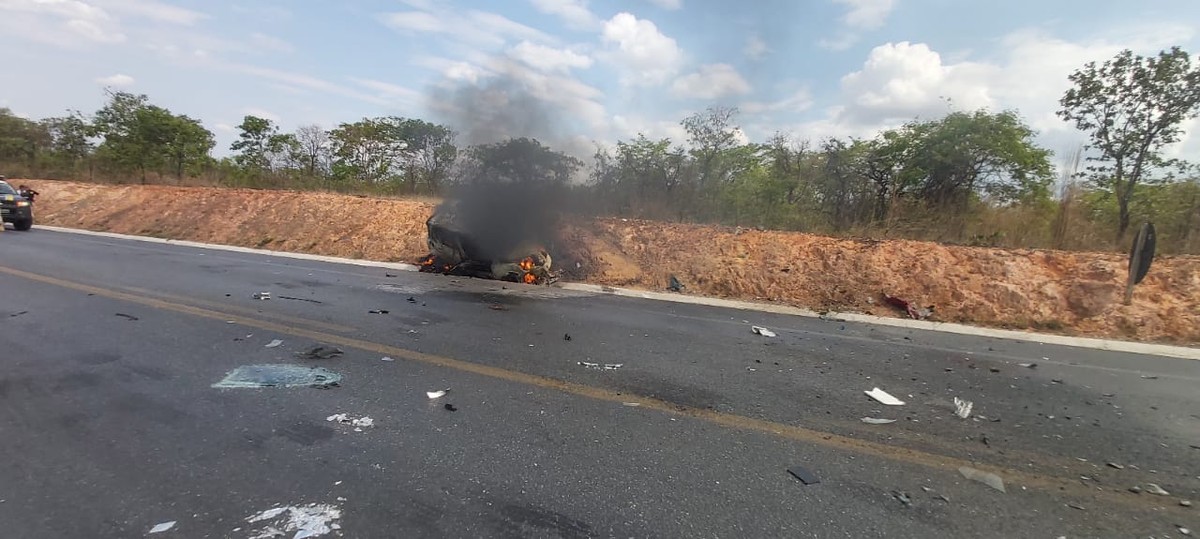 Carro pega fogo e fica destruído após batida com carreta na BR-251, em Montes Claros