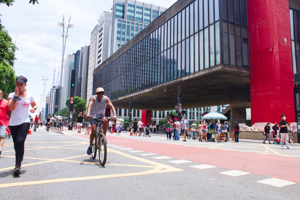 Movimento na Avenida Paulista, na zona central de São Paulo, em 15 de novembro de 2021, feriado da Proclamação da República. — Foto: BRUNO ESCOLASTICO/PHOTOPRESS/ESTADÃO CONTEÚDO