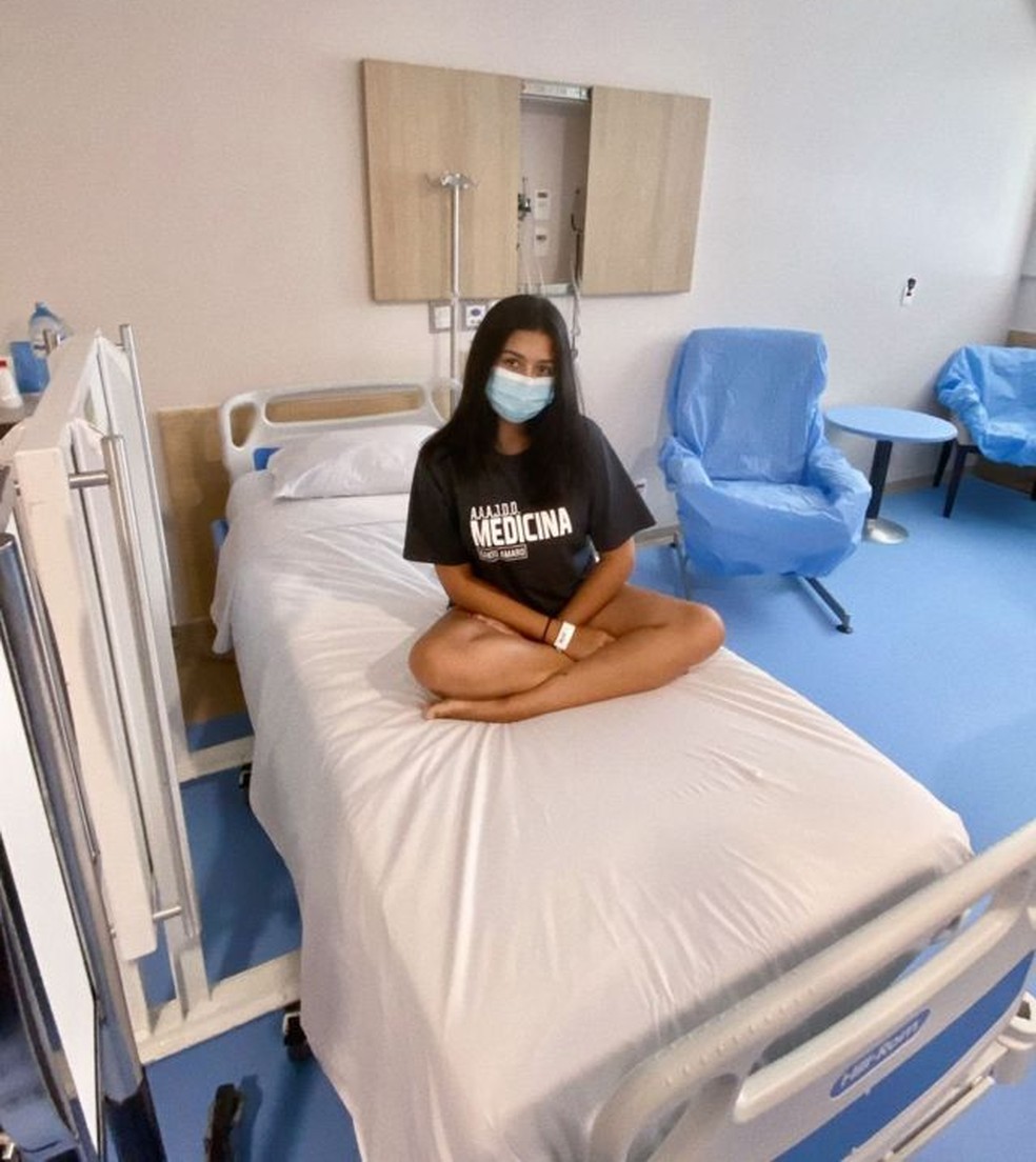 Jovem em foto no hospital após saber que tratamento gerou bons resultados — Foto: ARQUIVO PESSOAL/BBC