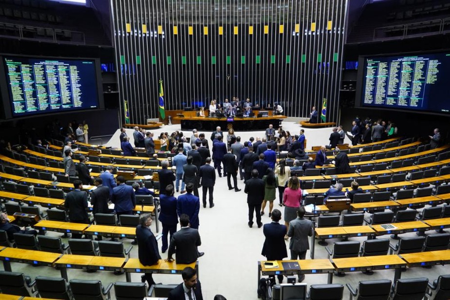 Câmara aprova em regime de urgência proposta que beneficia réus em processos criminais