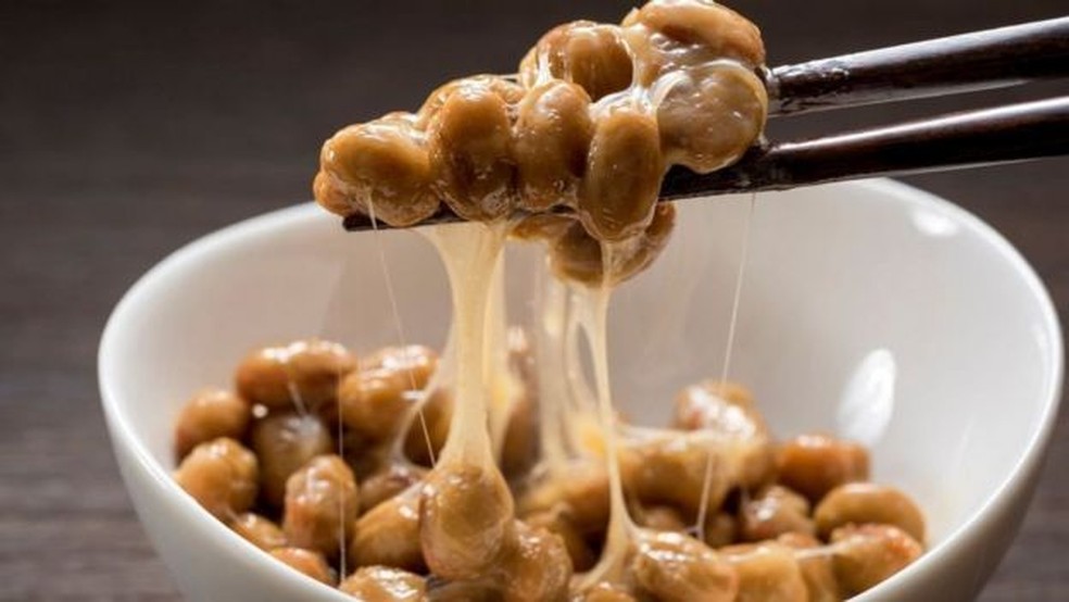 Natto parece ser nojento para muitos, mas é um alimento altamente nutritivo. — Foto: Getty Images/Via BBC