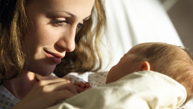 Amamentar na primeira hora que o bebê nasce é fundamental para mãe e filho (Foto: Thinkstock)
