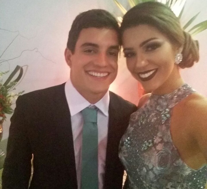 Vivian e Manoel posam juntos durante o casamento de Elis (Foto: Gshow)
