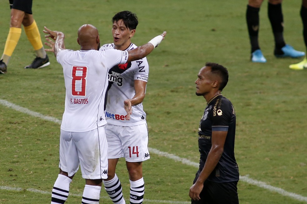 Cano e Fellipe Bastos comemoram gol, Ceará x Vasco, Brasileirão — Foto: LC MOREIRA/ESTADÃO CONTEÚDO