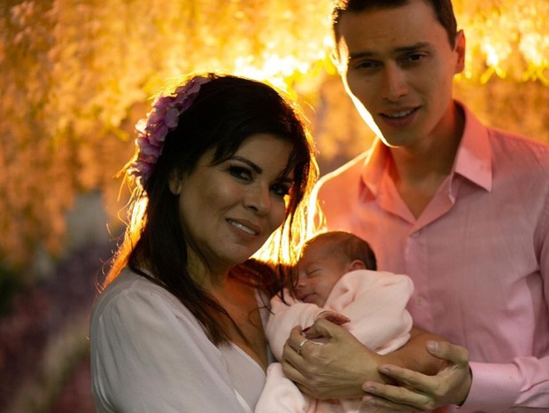 Mara Maravilha e Gabriel Torres posam com bebê de amiga (Foto: Reprodução/Instagram)