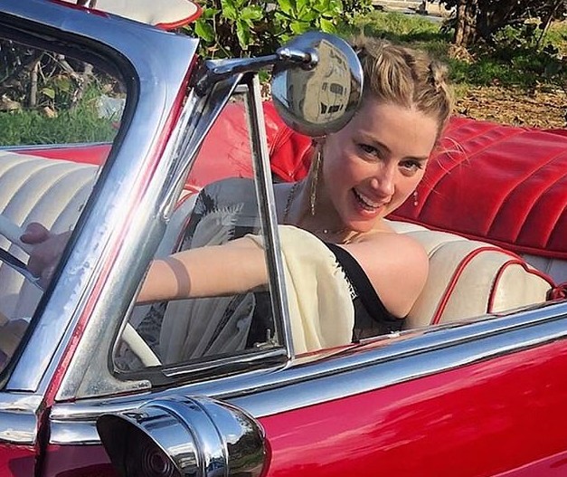A atriz e modelo Amber Heard no carro raro de 1968 que teria ficado com ela após o acordo de divórcio com Johnny Depp (Foto: Instagram)