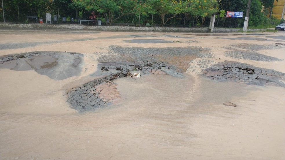 Calçamento cede após alagamento em Fernão Velho — Foto: Arquivo pessoal