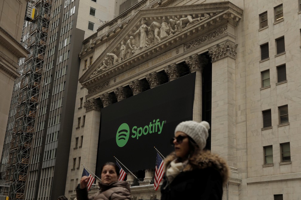 Logo do Spotify na entrada da Bolsa de Valores de Nova York. — Foto: Lucas Jackson/Reuters