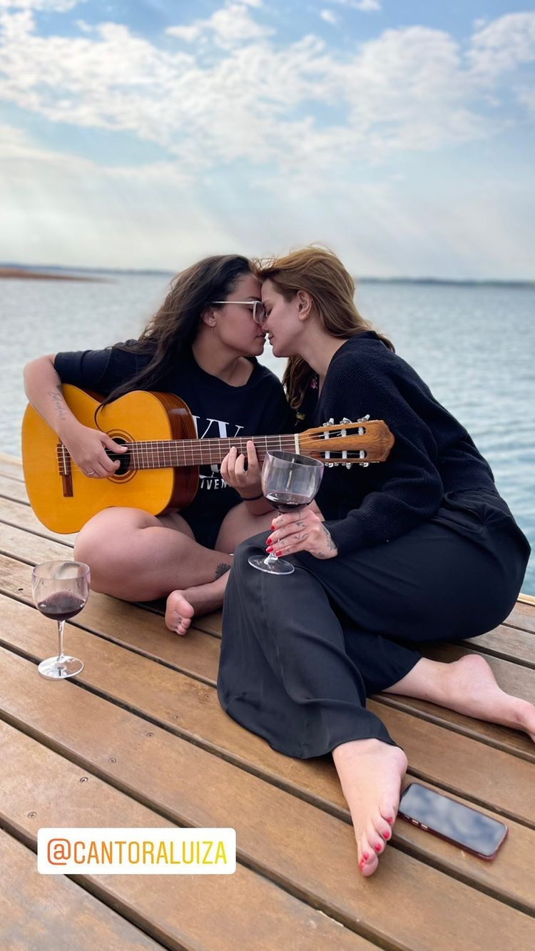 Marcela McGowan mostra foto romântica com cantora Luiza (Foto: reprodução/instagram)