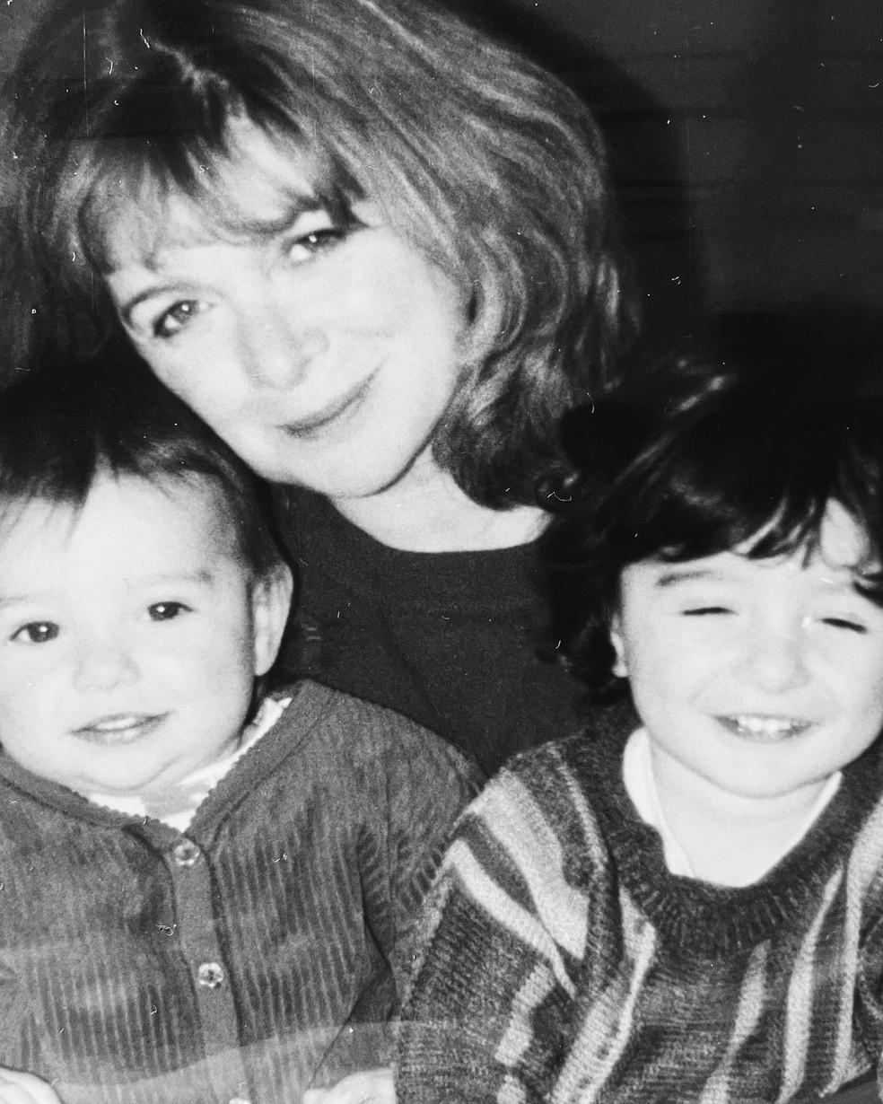 Marisa Alba com a mãe e o irmão — Foto: Reprodução Instagram