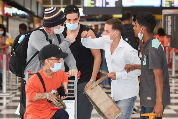 Whindersson Nunes dá gorjeta a engraxates no aeroporto de Congonhas, em São Paulo (Foto: Lucas Ramos / AgNews)