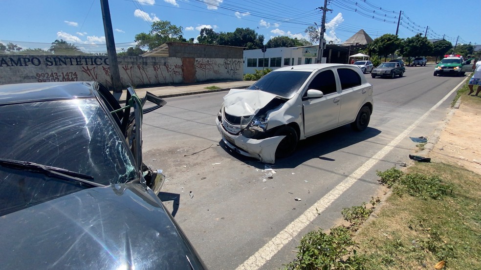 Motorista tentou fazer retorno ilegal, quando outro carro passava e atingiu a lateral do veículo. — Foto: Patrick Marques/G1 AM