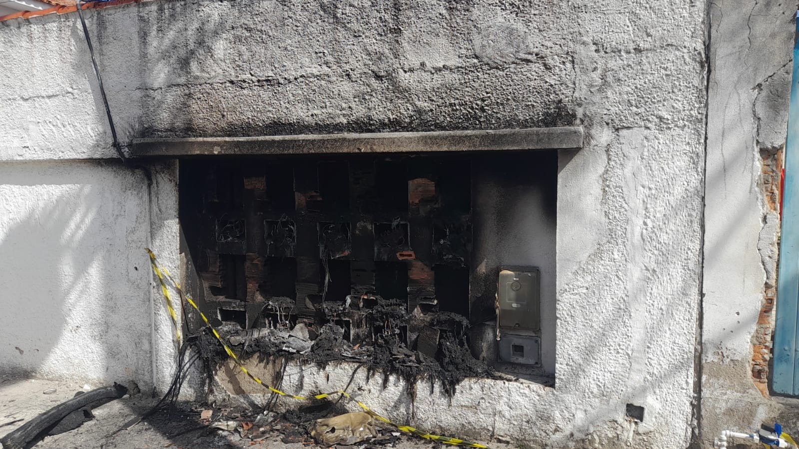 Quadro de relógios residenciais pega fogo em Cabo Frio; VÍDEO