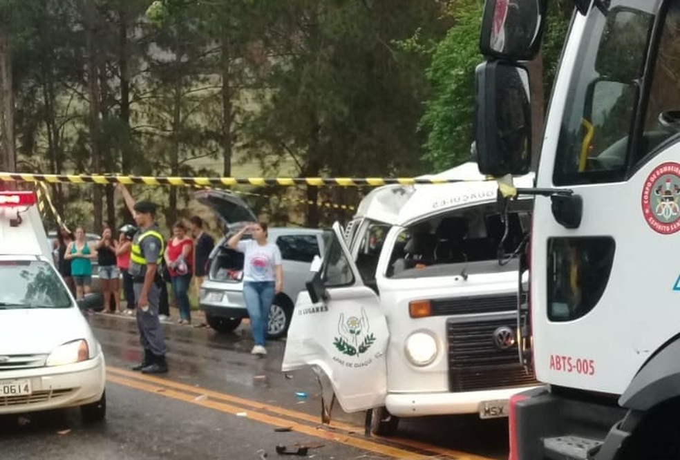 Acidente envolveu kombi da Apae de Guaçuí — Foto: Alan Gonçalves