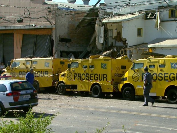 Prédio da Prosegur e imóvel vizinho ficaram destruídos em Ribeirão Preto, SP (Foto: Reprodução/EPTV)