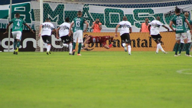 Sassá cobrou pênalti, mas ficou na defesa do goleiro Jonathan