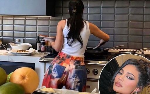 Kylie Jenner tem momento 'gente como a gente' e cozinha para a família