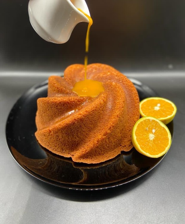 Se quiser mais cobertura para o bolo de laranja sem açúcar, você pode dobrar a quantidade de suco utilizada na receita (Foto: Divulgação)