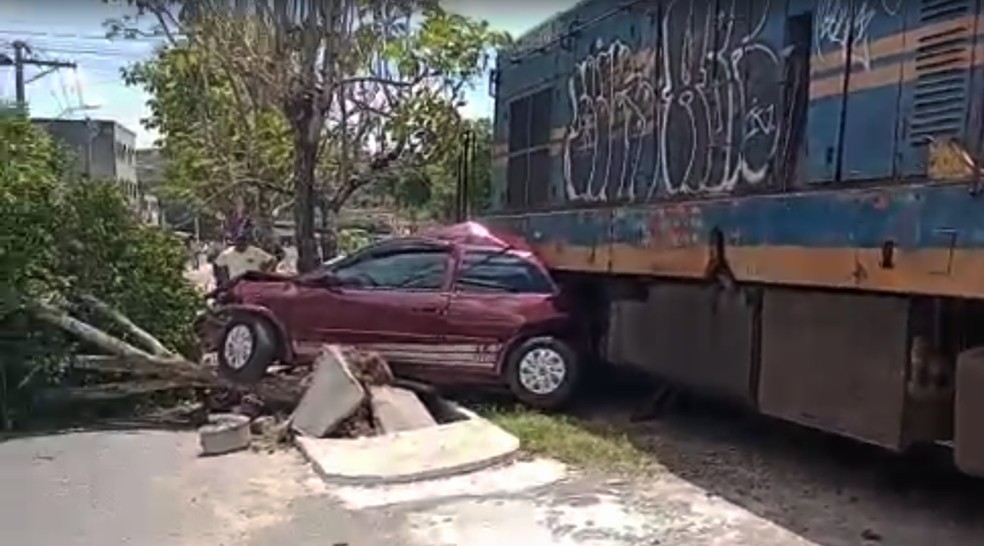 Carro é atingido por trem na Região Metropolitana de Salvador. O veículo ficou destruído — Foto: Redes Sociais