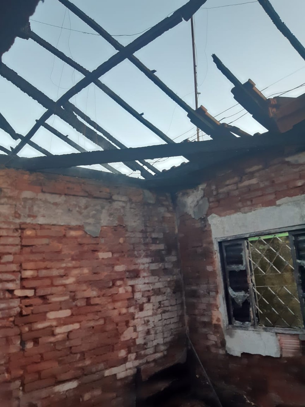 Alguns cômodos ficaram totalmente destruídos; perícia técnica vai investigar causas — Foto: Corpo de Bombeiros/Divulgação