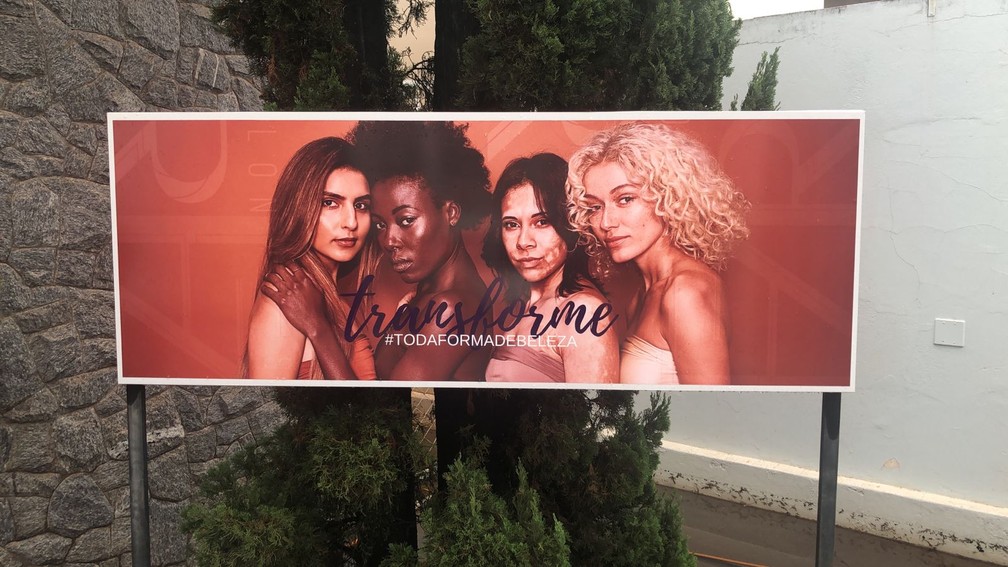 Banner instalado em frente à salão de beleza de Araraquara é motivo de ataques racistas — Foto: Arquivo Pessoal