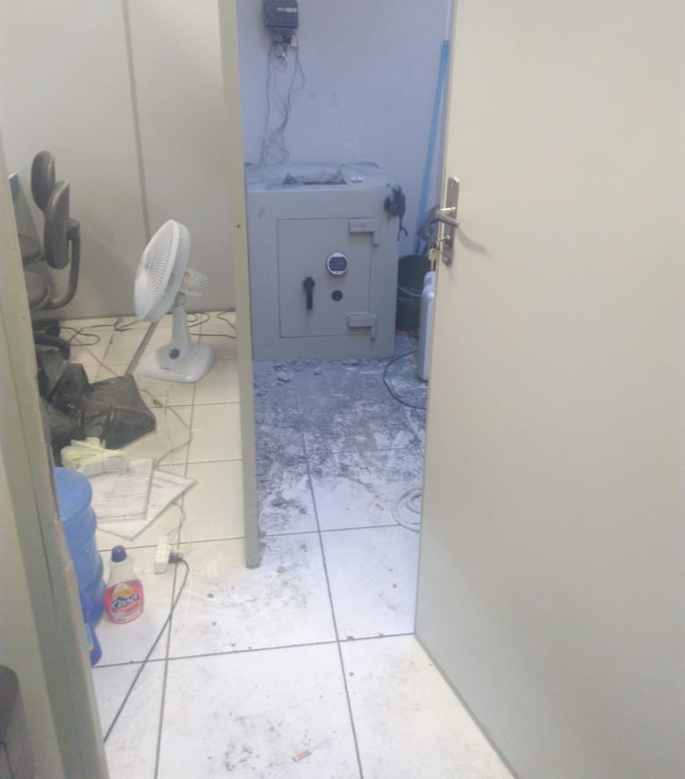 Ladrões invadiram estabelecimento e furtaram dinheiro — Foto: Gabriel Matheus Rainho/Cedida