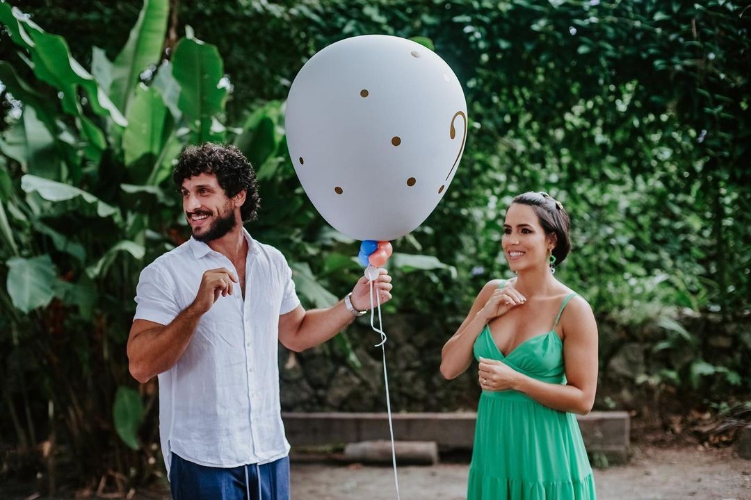 Mário Bregieira e Pérola Faria reuniram amigos em chá revelação para anunciar sexo do bebê (Foto: Viviane Lopes)