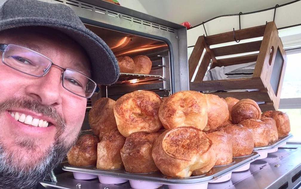 Paul Foreman ao lado de uma fornada de pães de queijo em seu food truck em Hobart — Foto: Reprodução/Facebook/Paul Foreman