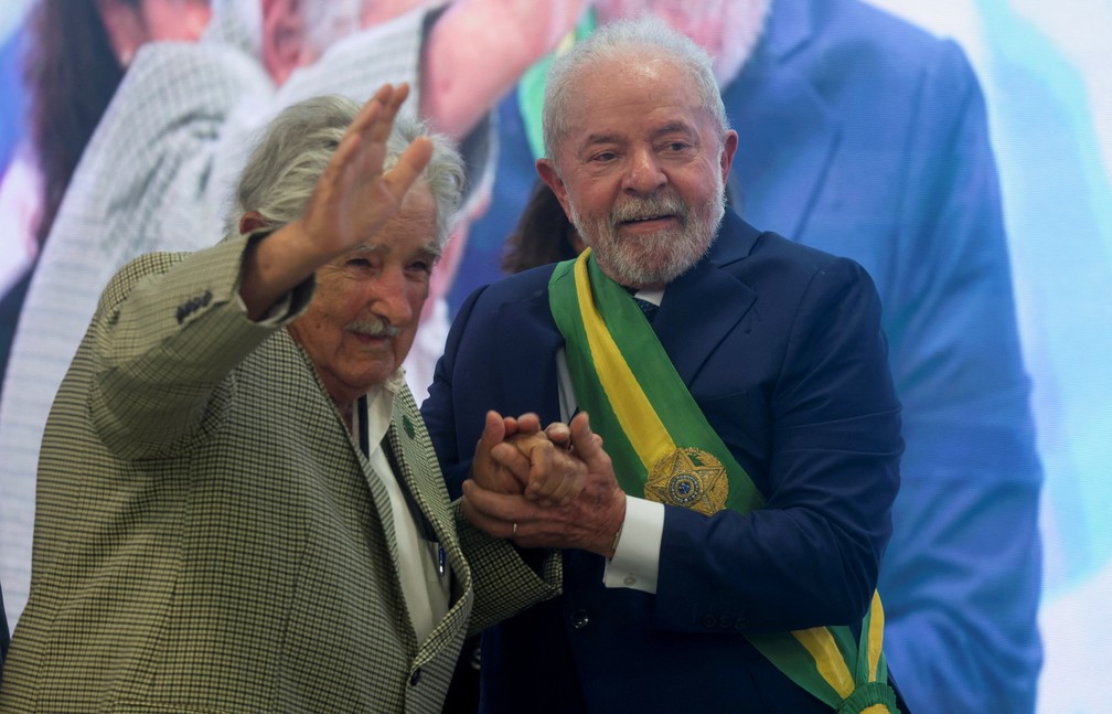 Lula posa com o ex-presidente do Uruguai, José Mujica — Foto: REUTERS/Ricardo Moraes