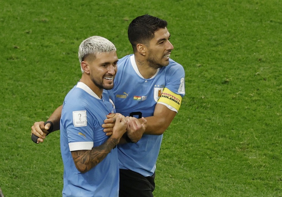 Gana x Uruguai, Arrascaeta comemora gol com Luis Suarez &mdash; Foto: REUTERS/Albert Gea