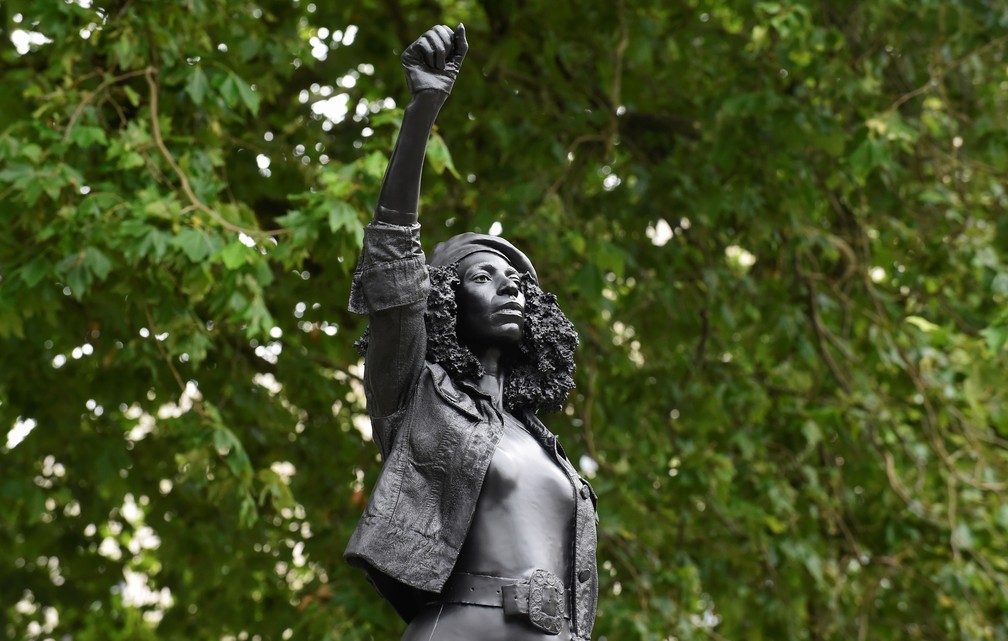 A estátua de um manifestante do movimento Black Lives Matter (Vidas Negras Importam) é vista no local ocupado anteriormente pela estátua do comerciante de escravos Edward Colston em Bristol, na Inglaterra, nesta quarta-feira (15) — Foto: Rebecca Naden/Reuters