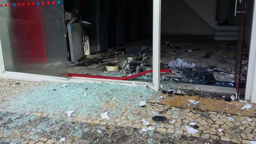 Caixa explodido em Jaboatão dos Guararapes (Foto: Danilo Cesar/ TV Globo)