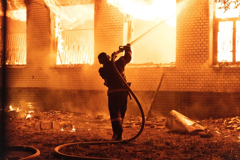 Bombeiro tenta controlar incêndio em hospital na Ucrânia após ataque russo — Foto: REUTERS/Stanislav Kozliuk