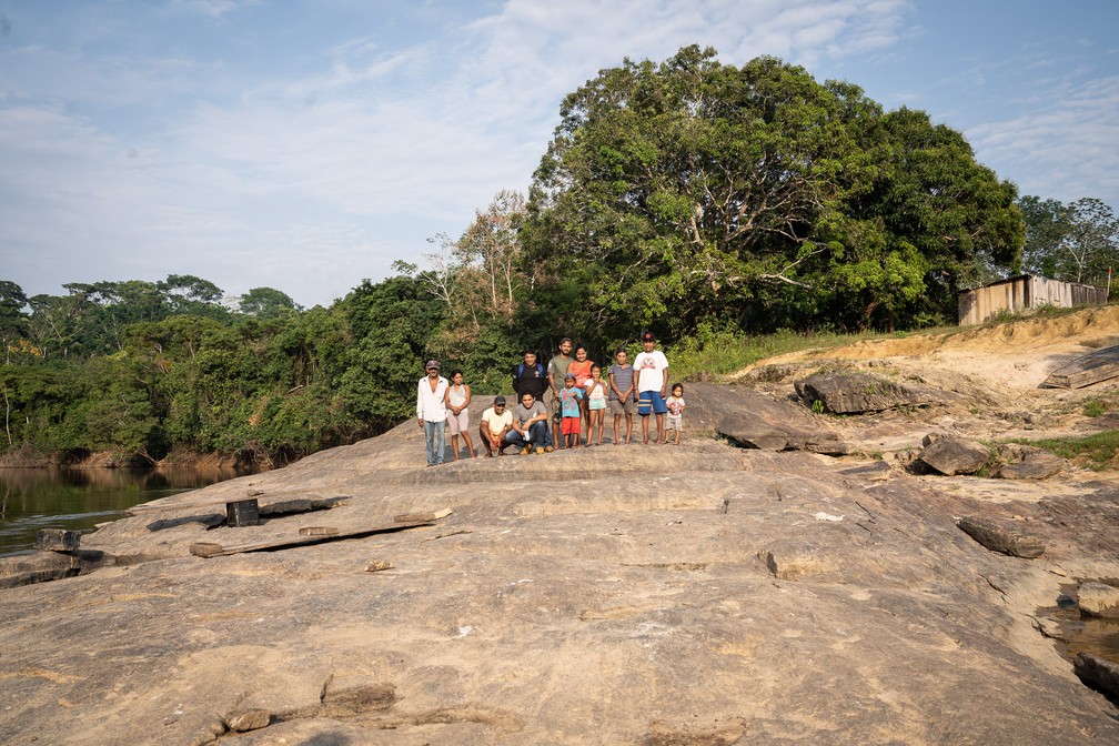 Povo Karipuna ao lado do rio Jaci Paraná, em Rondônia — Foto: Fábio Tito/G1