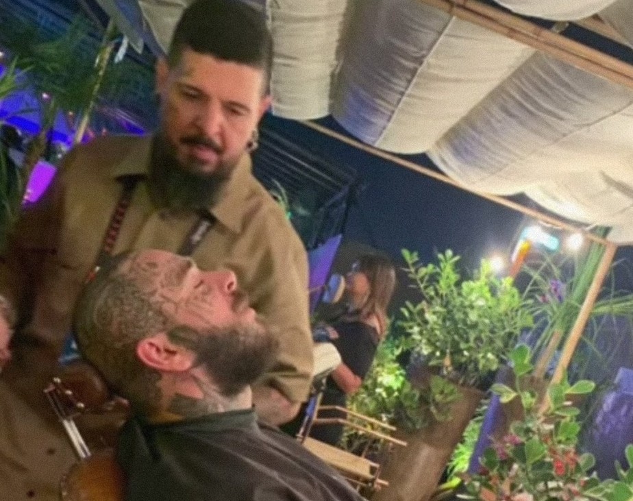Baiano Barber cortando o cabelo de Post Malone na área VIP do Rock in Rio