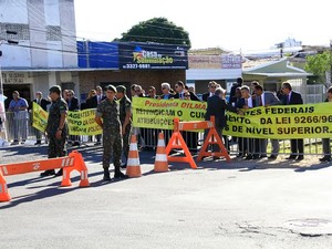 Servidores da Polícia Federal fizeram protesto para receber a presidente Dilma em Maceió. (Foto: Ailton Cruz/Gazeta de Alagoas)
