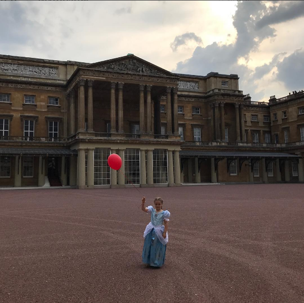 Harper Beckham no Palácio de Buckingham (Foto: Reprodução/Instagram)