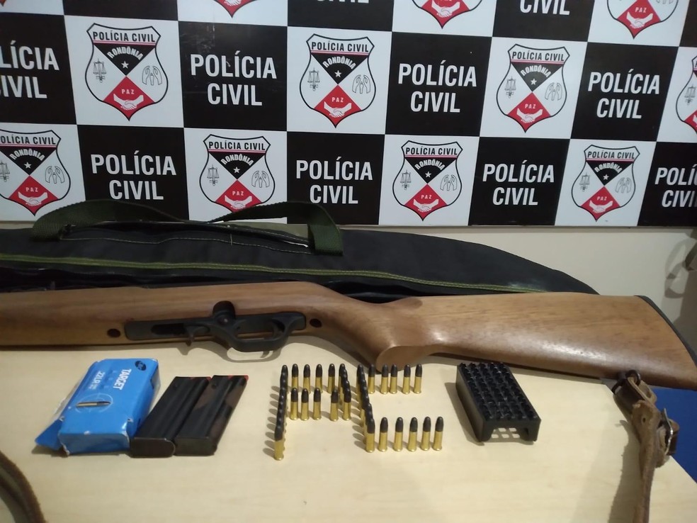 Armas de fogo apreendida em Rolim de Moura, com suspeito de violência doméstica. — Foto: Polícia Civil/Divulgação