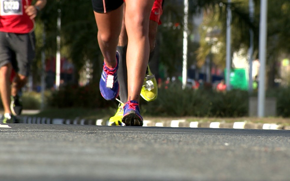 Esportista que pratica corrida sem orientação está sujeito a consumir suplementos à toa (Foto: Reprodução / EPTV)