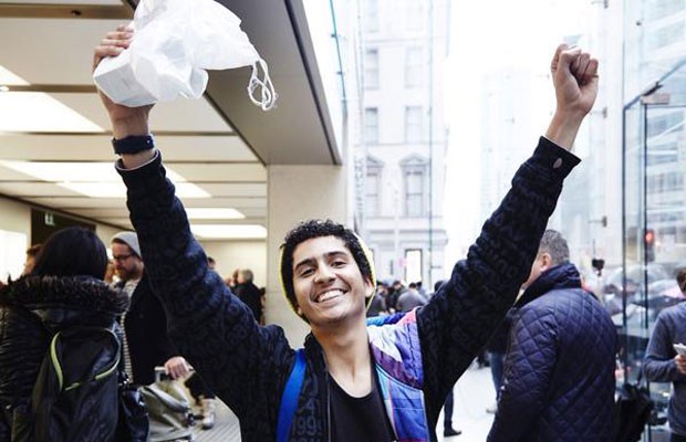 O estudante brasileiro Vitor Epiphanio, de 18 anos, foi o primeiro do mundo a comprar o iPhone 6s Plus. (Foto: Divulgação/Twitter/Tim Cook)