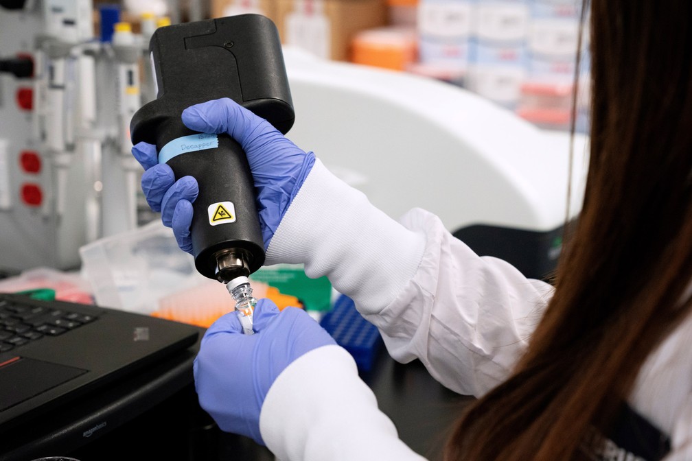 Uma cientista pesquisa vacina para o novo coronavírus (Covid-19) em um laboratório em San Diego, Califórnia, nos EUA, em 17 de março — Foto: Bing Guan/Reuters/Arquivo