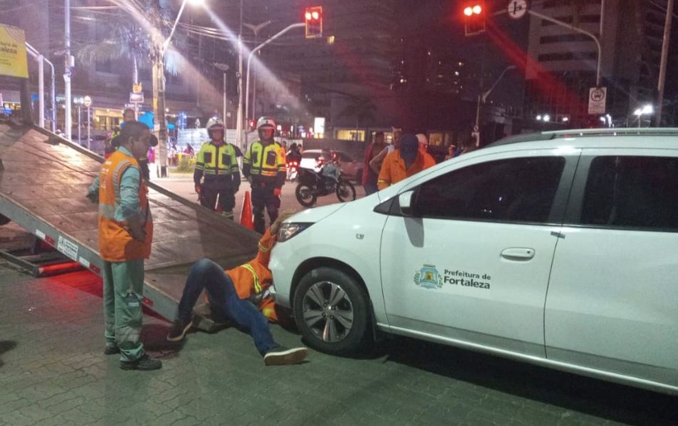 Condutor do carro removido não foi localizado. — Foto: Divulgação