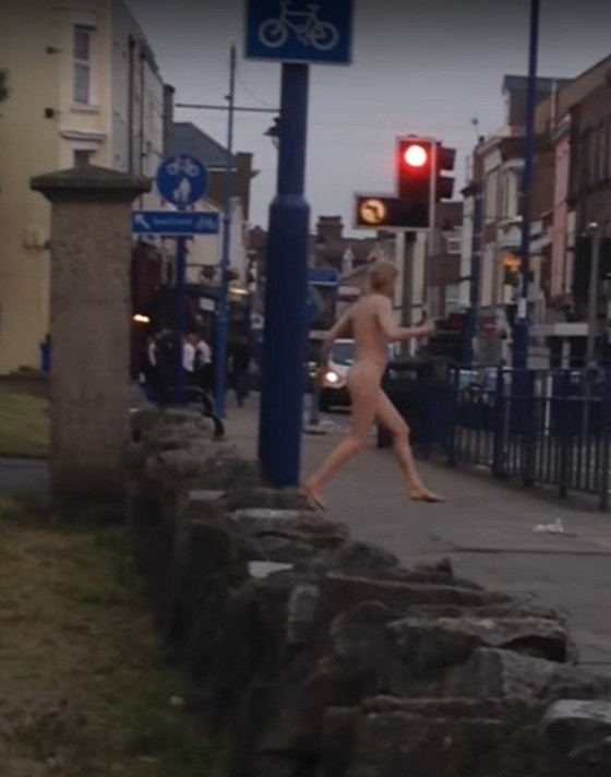 Mulher nua corre pelo centro de Sheerness, Inglaterra