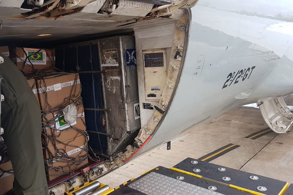 Avião da FAB envia 22,8 toneladas de leite em pó e 500 kits de primeiros-socorros para venezuelanos — Foto: TV NBR / Reprodução